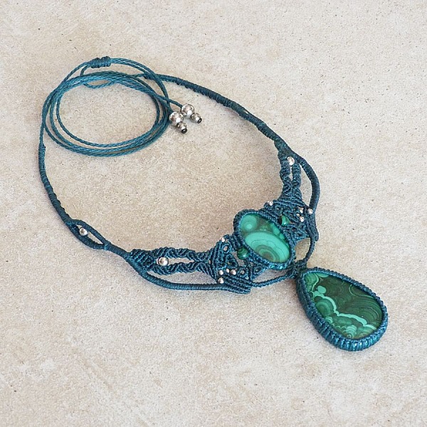 Collier vert  en micro-macram&eacute; avec deux malachites