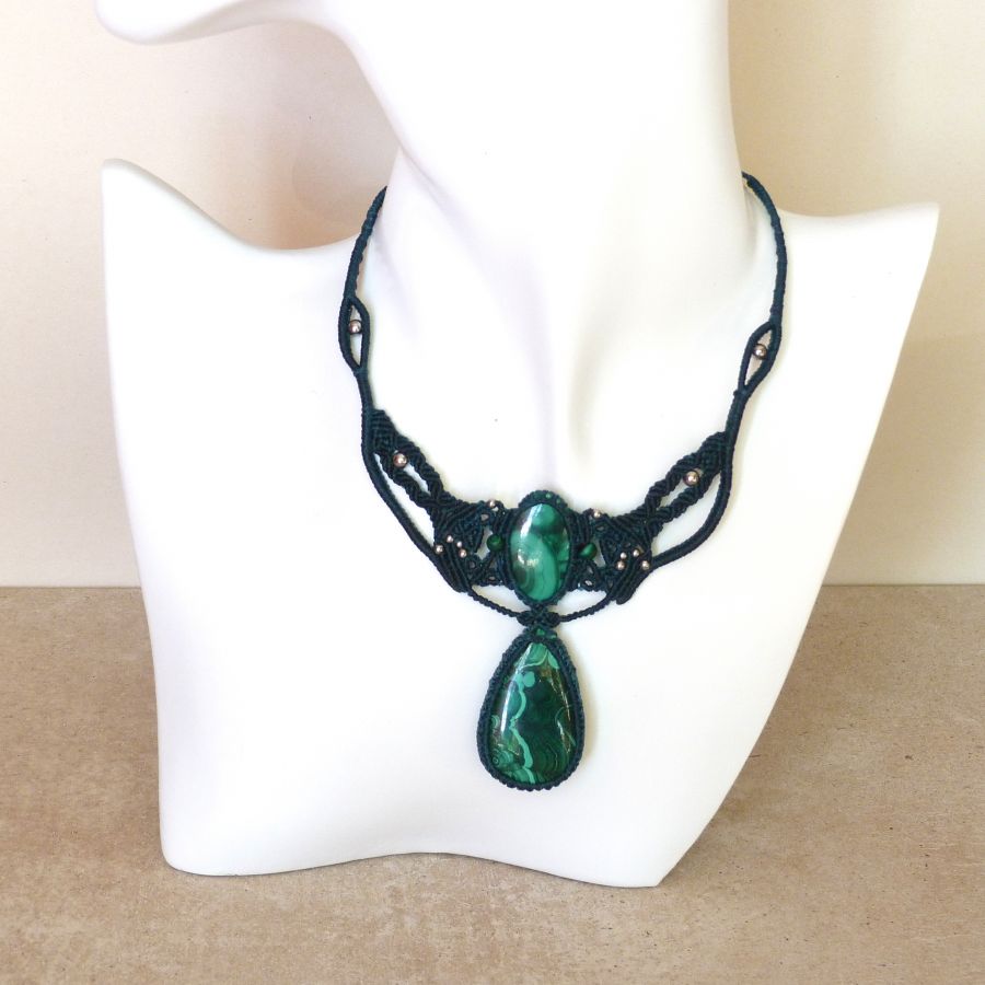 Collier vert  en micro-macram&eacute; avec deux malachites