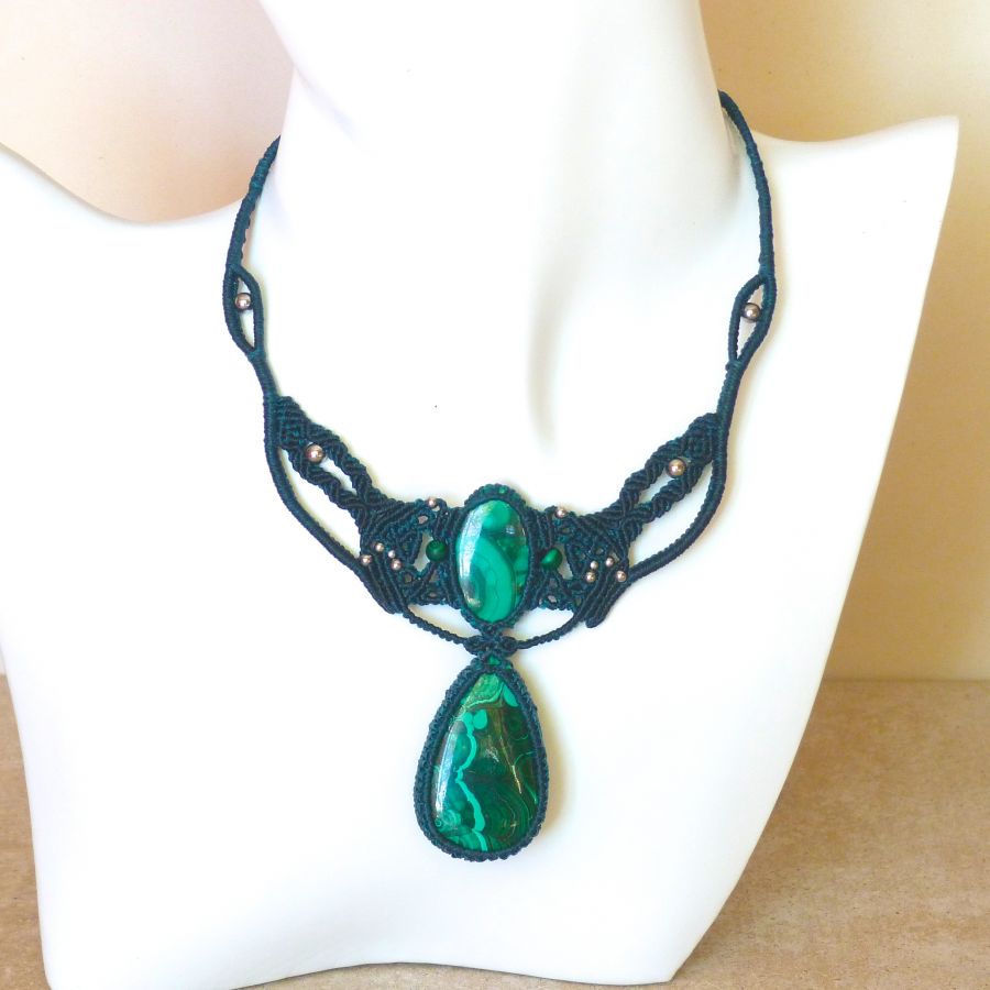 Collier vert  en micro-macram&eacute; avec deux malachites