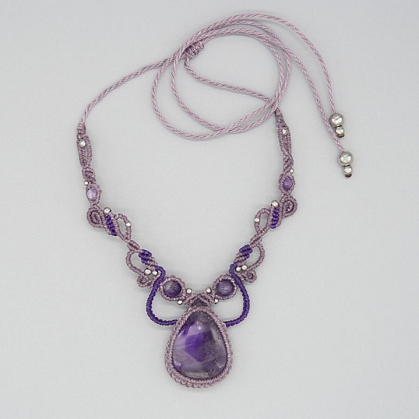 Collier violet en micro-macram&eacute; avec une am&eacute;thyste