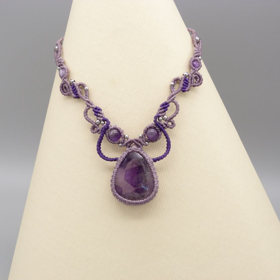 Collier violet en micro-macram&eacute; avec une am&eacute;thyste