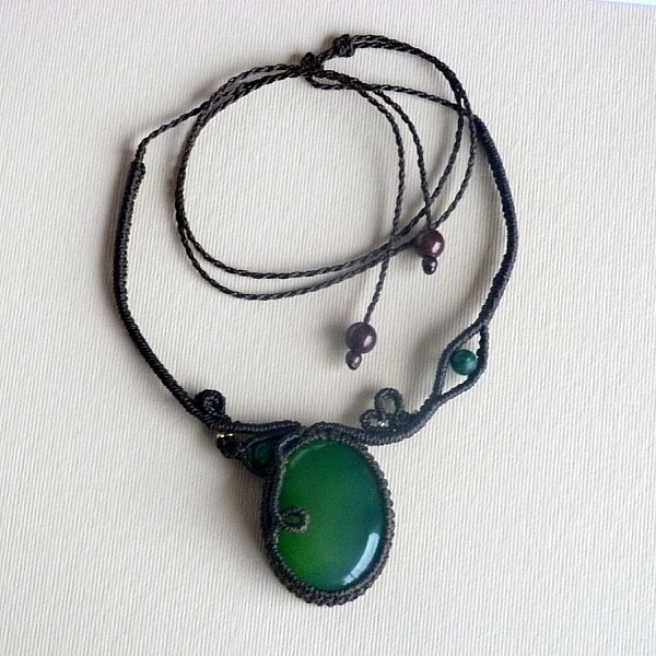 Collier marron chocolat en micro-macram&eacute; avec une pierre gemme verte