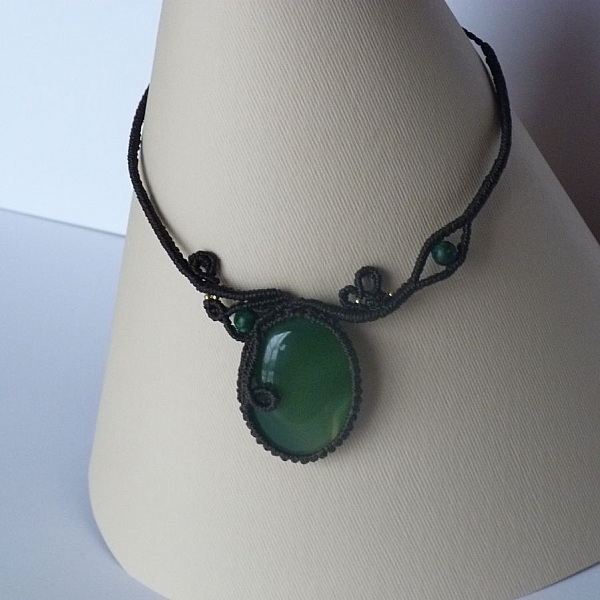 Collier marron chocolat en micro-macram&eacute; avec une pierre gemme verte