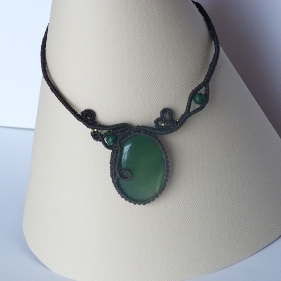 Collier marron chocolat en micro-macram&eacute; avec une pierre gemme verte