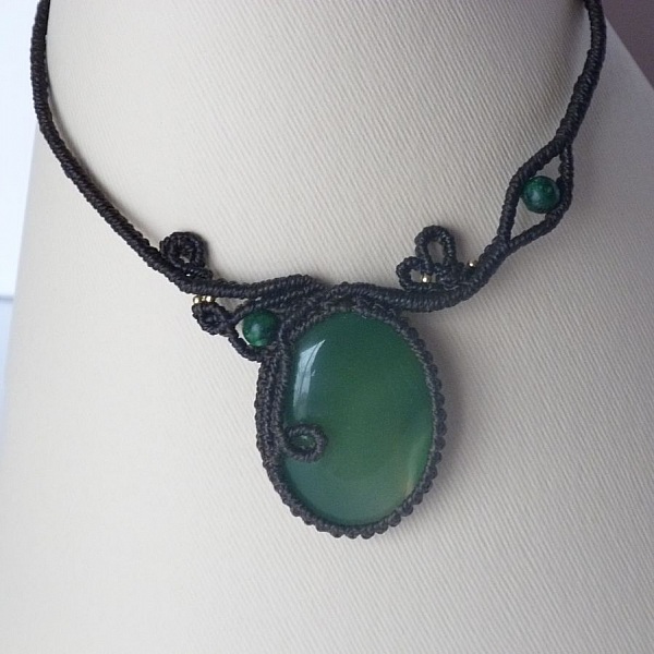 Collier marron chocolat en micro-macram&eacute; avec une pierre gemme verte