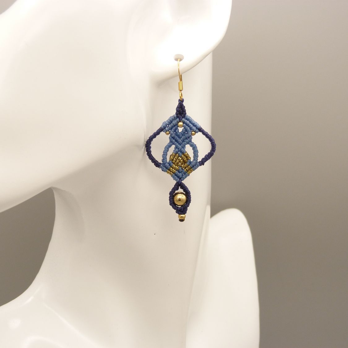 Paire de boucles d'oreilles bleues  en micro-macram&eacute; 