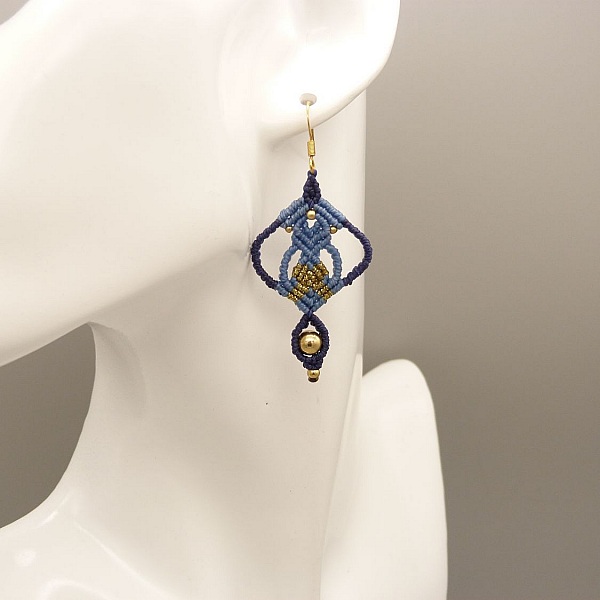 Paire de boucles d'oreilles bleues  en micro-macram&eacute; 