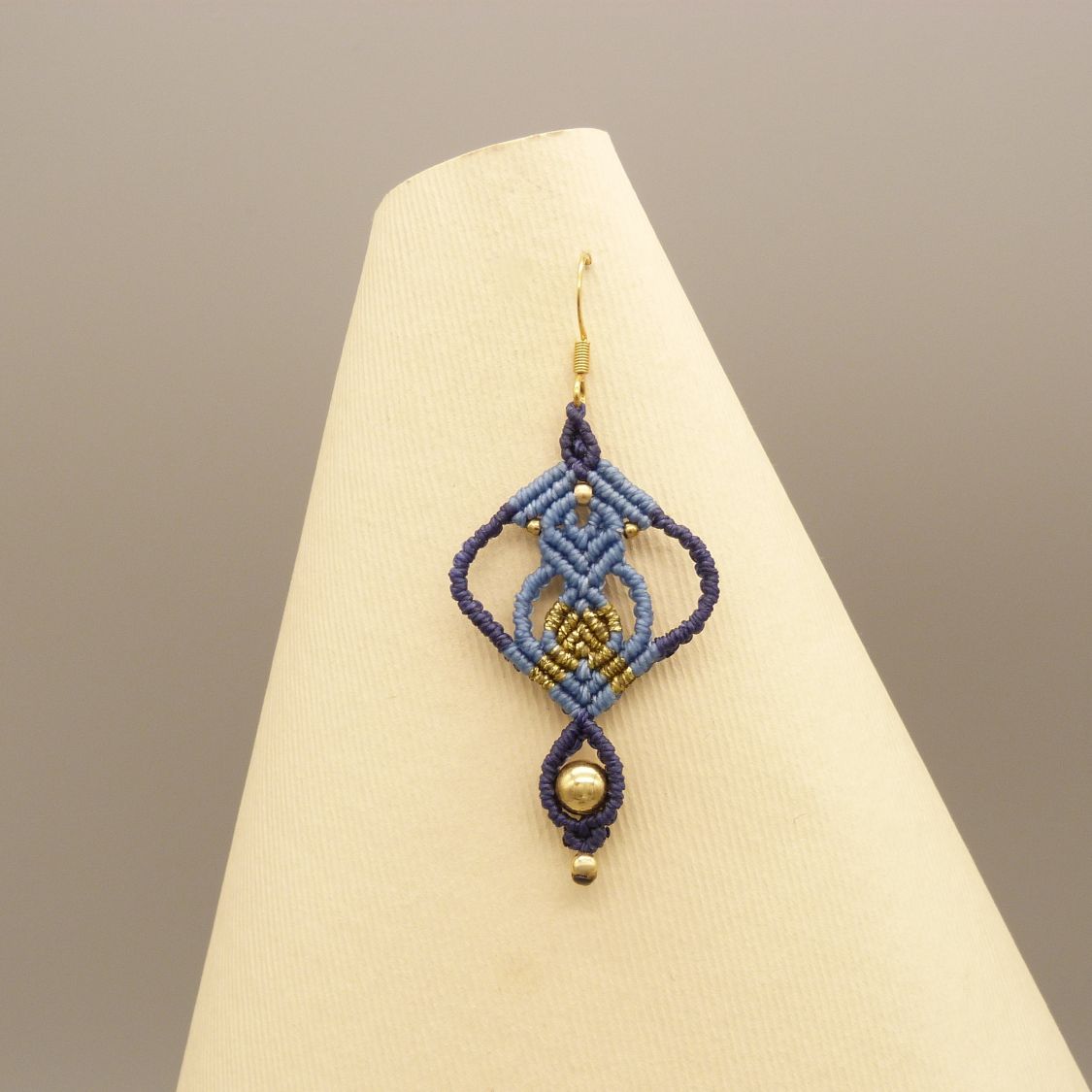 Paire de boucles d'oreilles bleues  en micro-macram&eacute; 