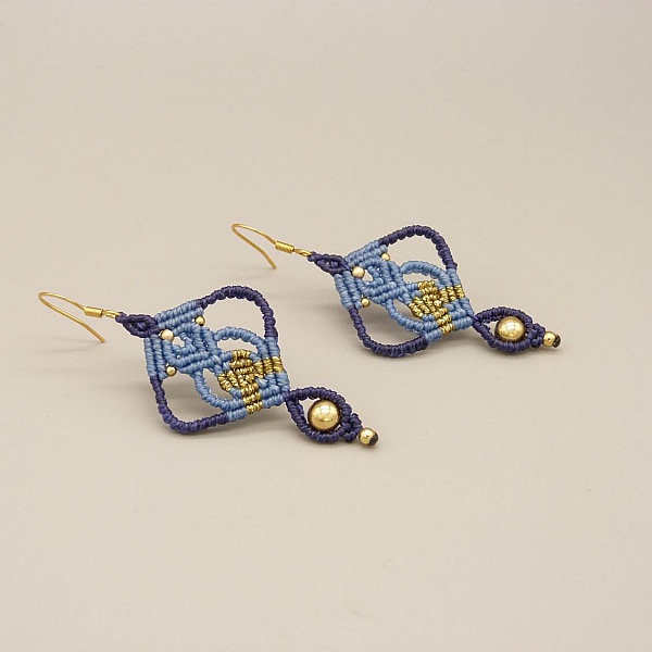 Paire de boucles d'oreilles bleues  en micro-macram&eacute; 