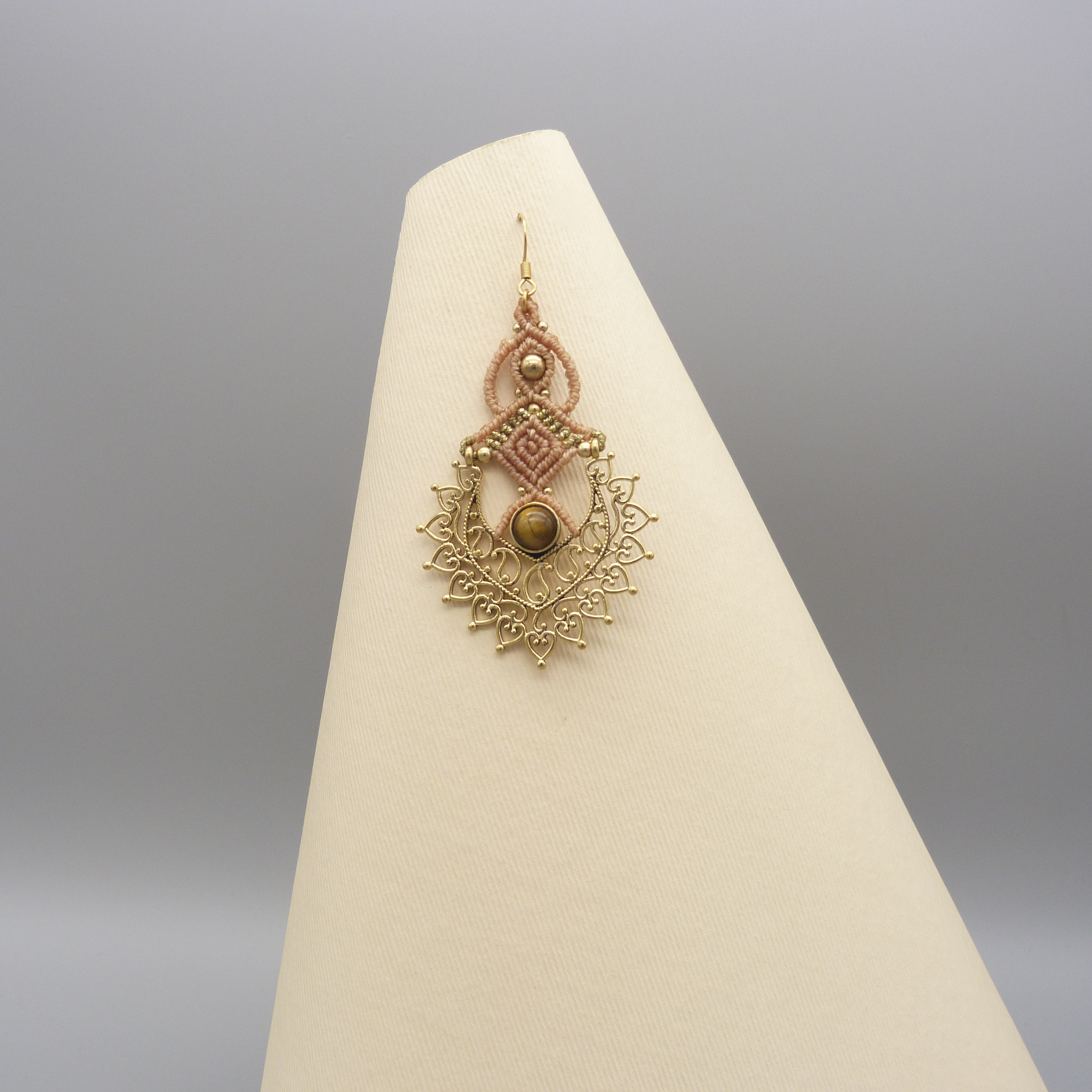 Paire de boucles d'oreilles couleur paille en micro-macram&eacute; avec un oeil de tigre