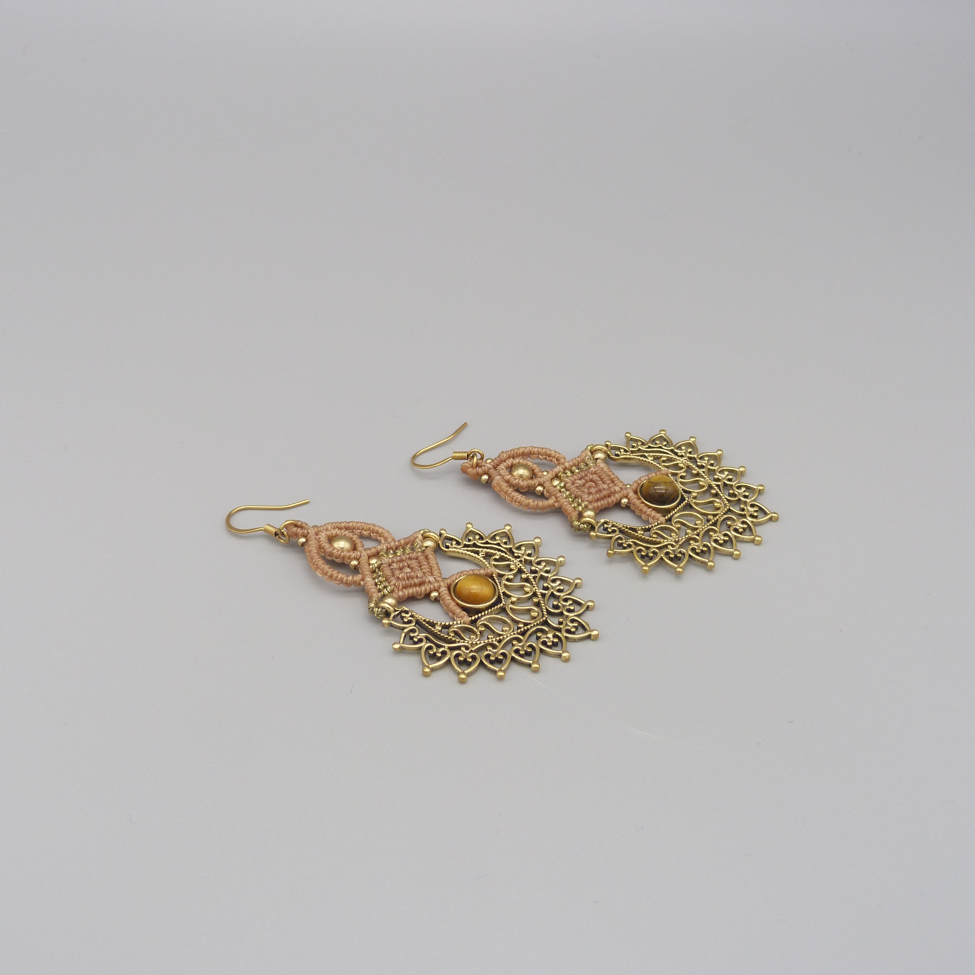 Paire de boucles d'oreilles couleur paille en micro-macram&eacute; avec un oeil de tigre