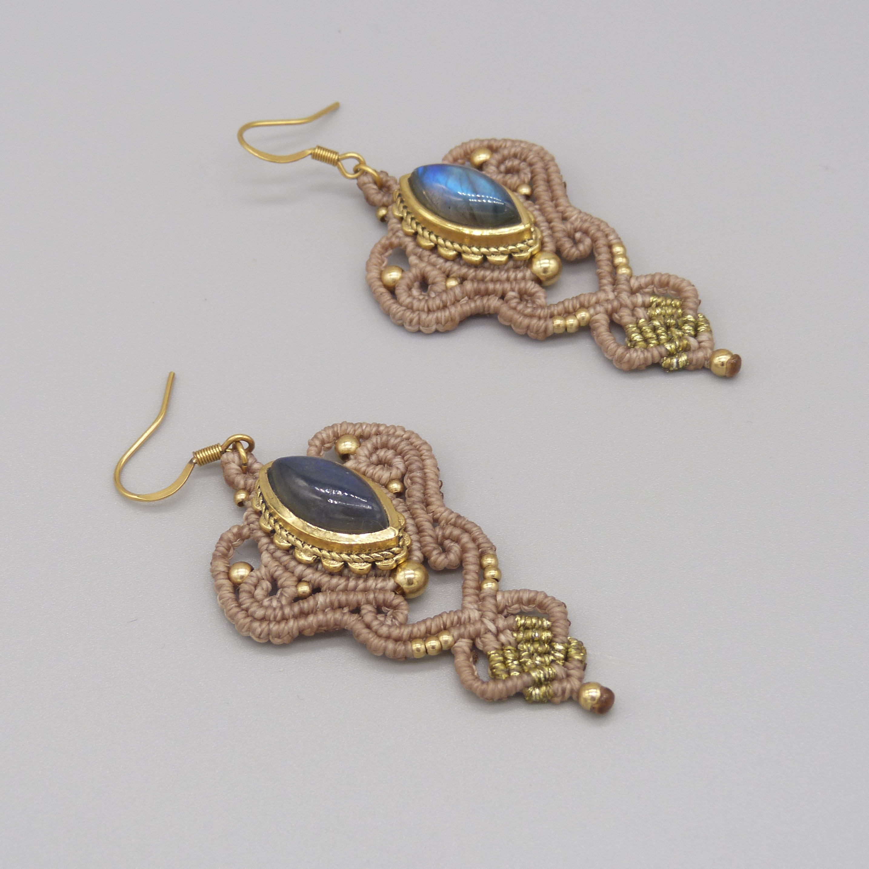 Paire de boucles d'oreilles couleur vanille en micro-macram&eacute; avec un labradorite sertie