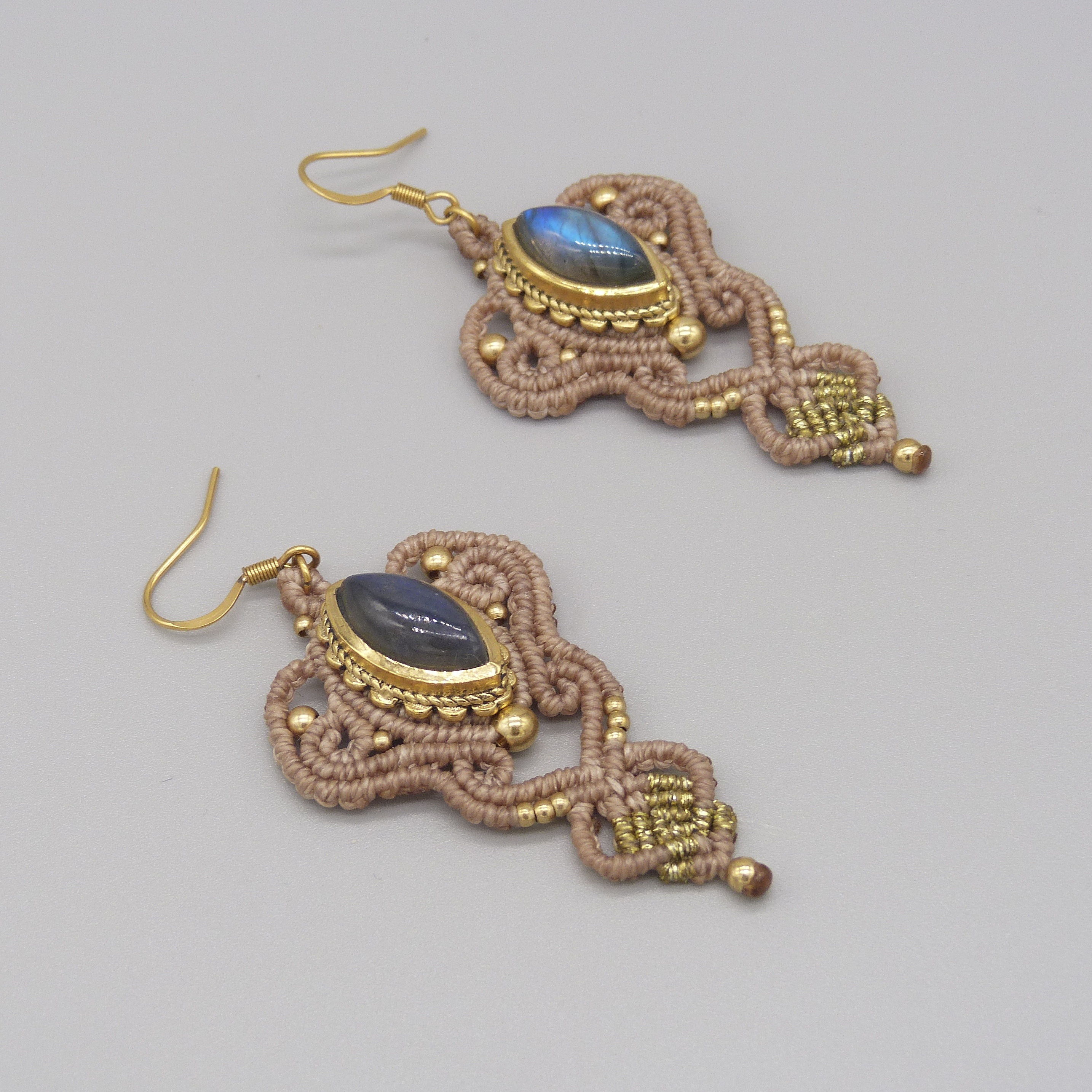 Paire de boucles d'oreilles couleur vanille en micro-macram&eacute; avec un labradorite sertie