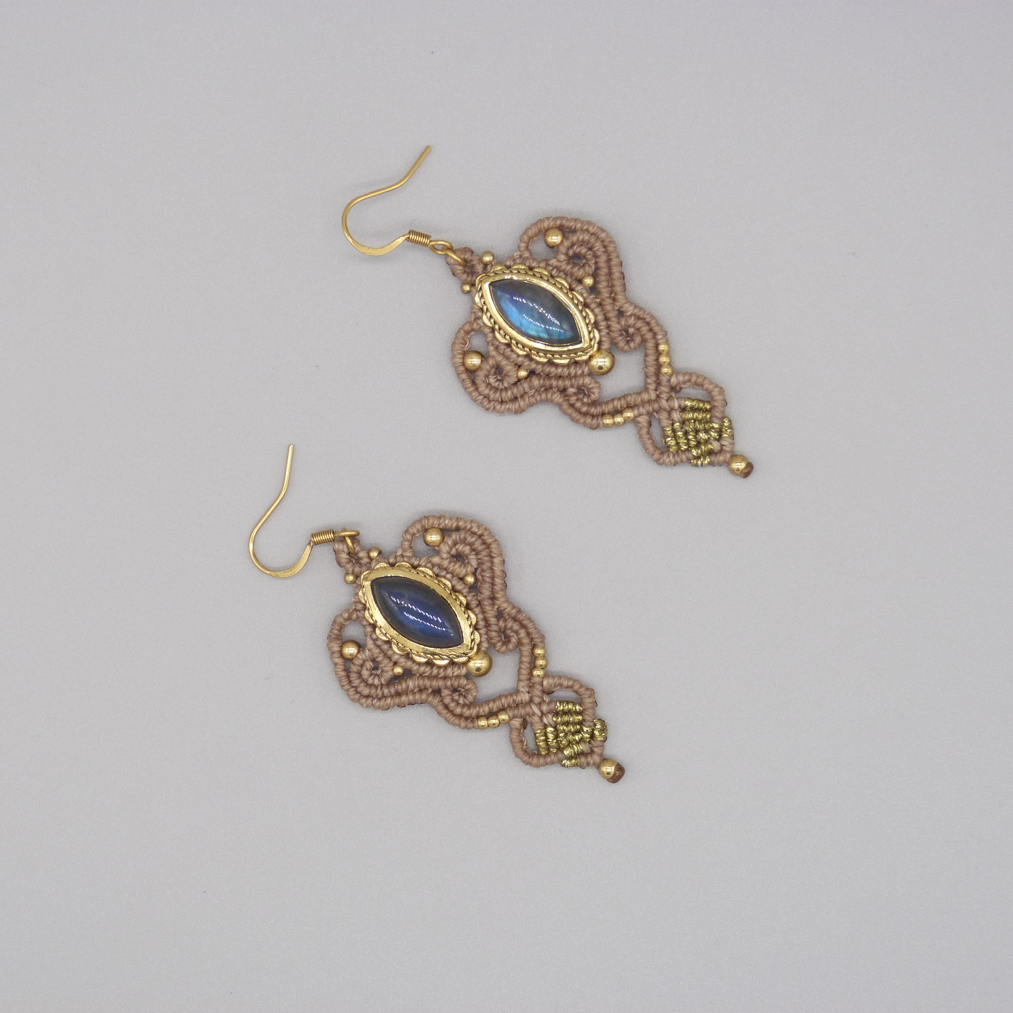 Paire de boucles d'oreilles couleur vanille en micro-macram&eacute; avec un labradorite sertie