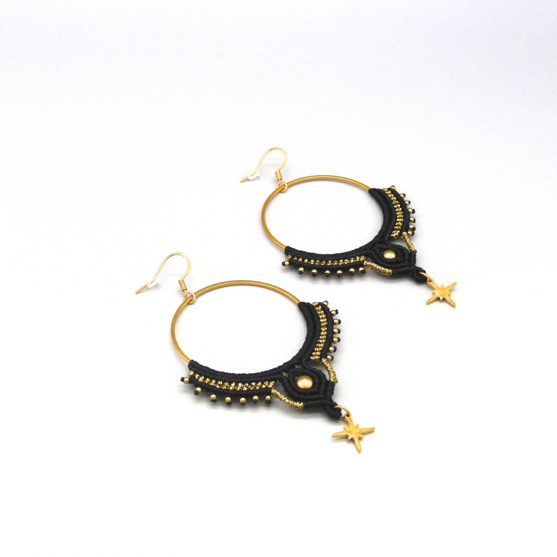 Paire de boucles d'oreilles cr&eacute;oles noires et dor&eacute;es en micro-macram&eacute;