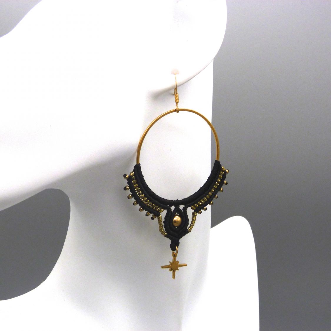 Paire de boucles d'oreilles cr&eacute;oles noires et dor&eacute;es en micro-macram&eacute;
