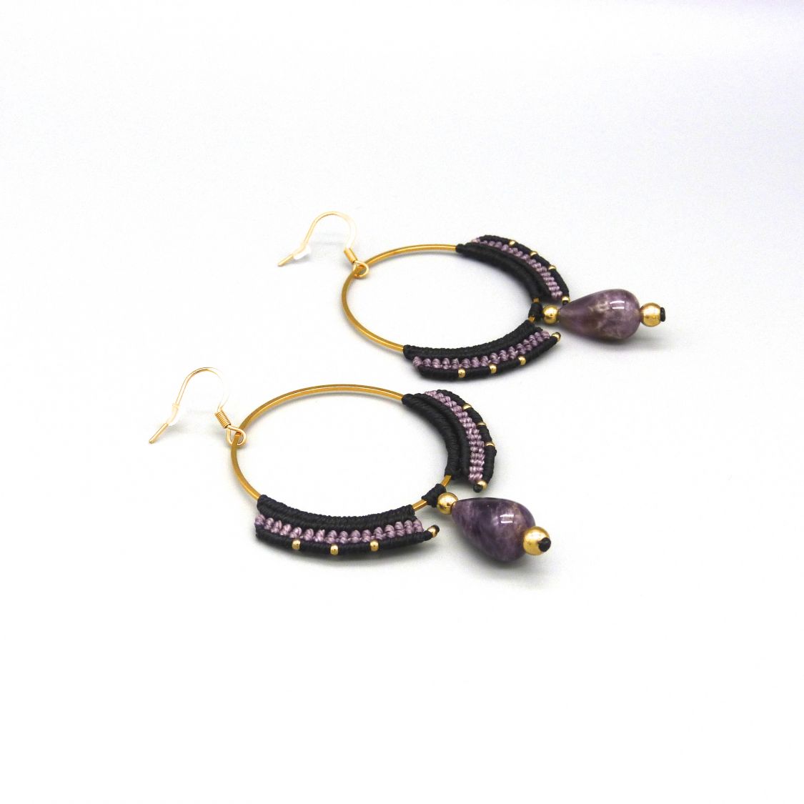 Paire de boucles d'oreilles cr&eacute;oles dans les tons noir et violet en micro-macram&eacute;