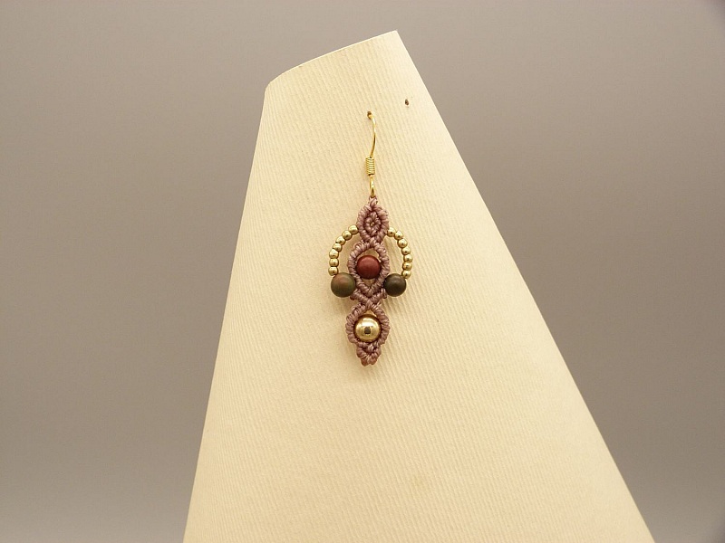 Paire de boucles d'oreilles  en micro-macram&eacute; couleur taupe 