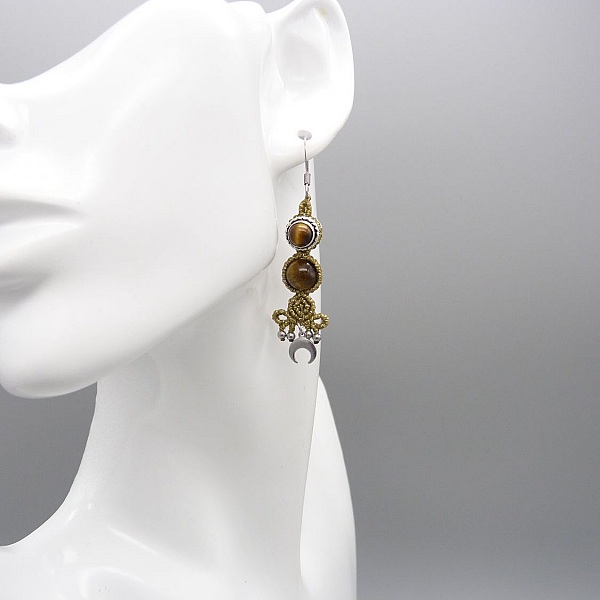 Paire de boucles d'oreilles  en micro-macram&eacute; dor&eacute;es 