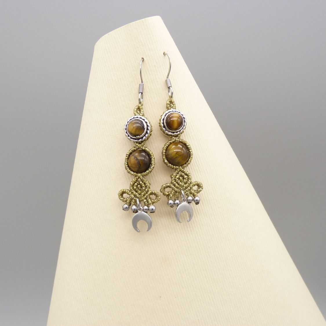 Paire de boucles d'oreilles  en micro-macram&eacute; dor&eacute;es 