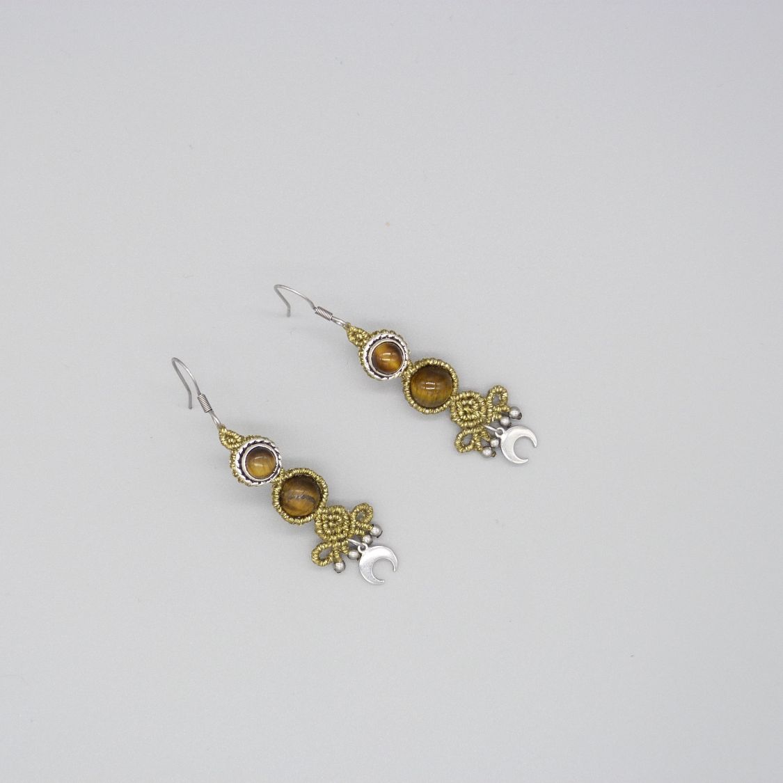 Paire de boucles d'oreilles  en micro-macram&eacute; dor&eacute;es 