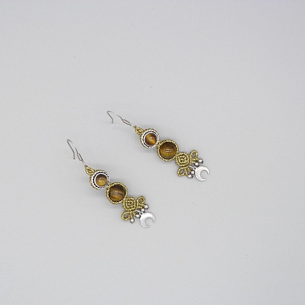 Paire de boucles d'oreilles  en micro-macram&eacute; dor&eacute;es 