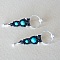 Paire de boucles d'oreilles  en micro-macram&eacute; noires avec crochet en argent et des perles turquoises