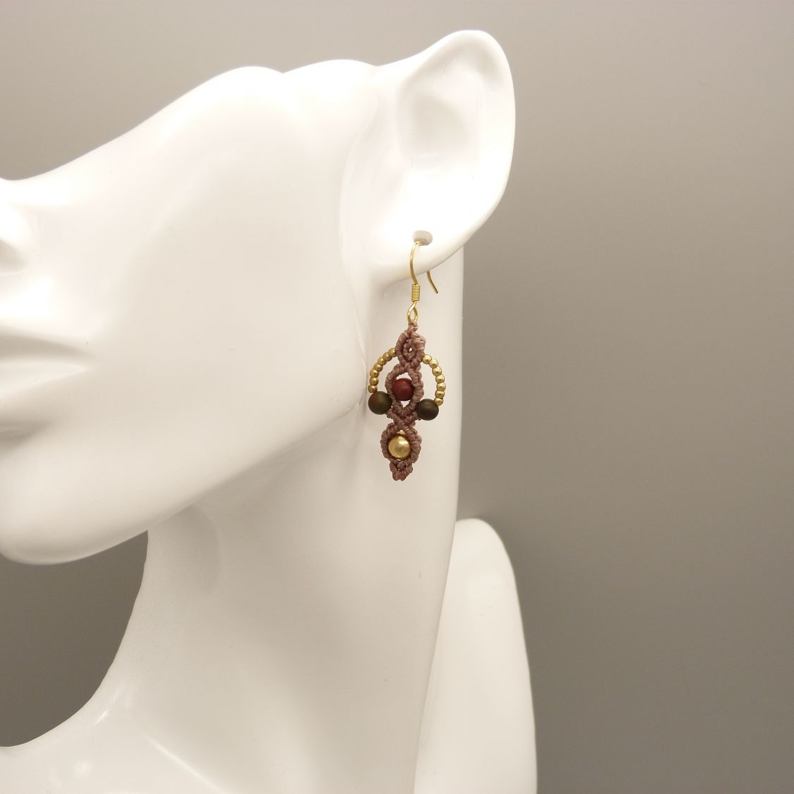 Paire de boucles d'oreilles  en micro-macram&eacute; couleur taupe 