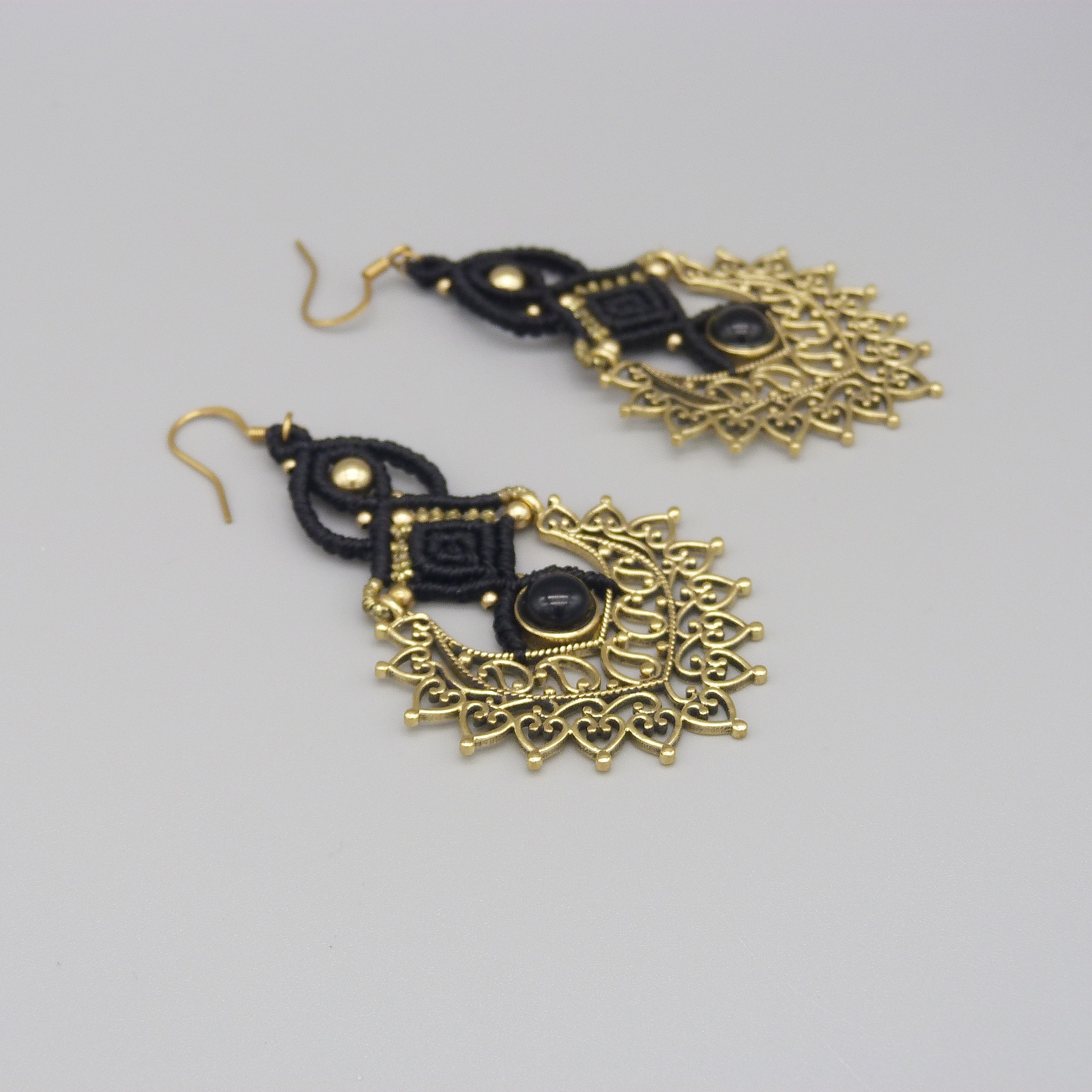 Paire de boucles d'oreilles noires en micro-macram&eacute; avec un onyx noir