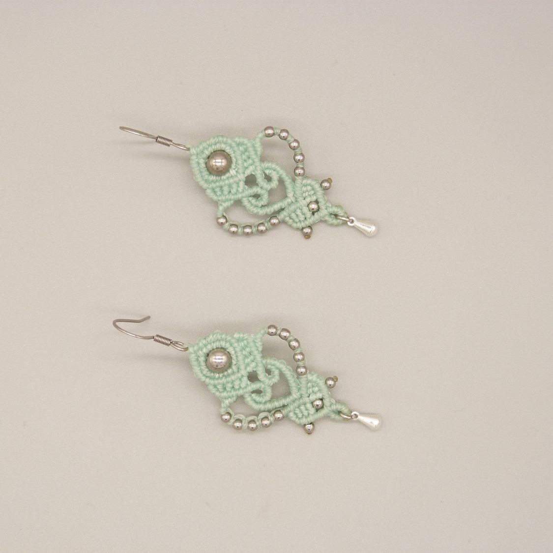 Paire de boucles d'oreilles vert menthe &agrave; l'eau en micro-macram&eacute; 