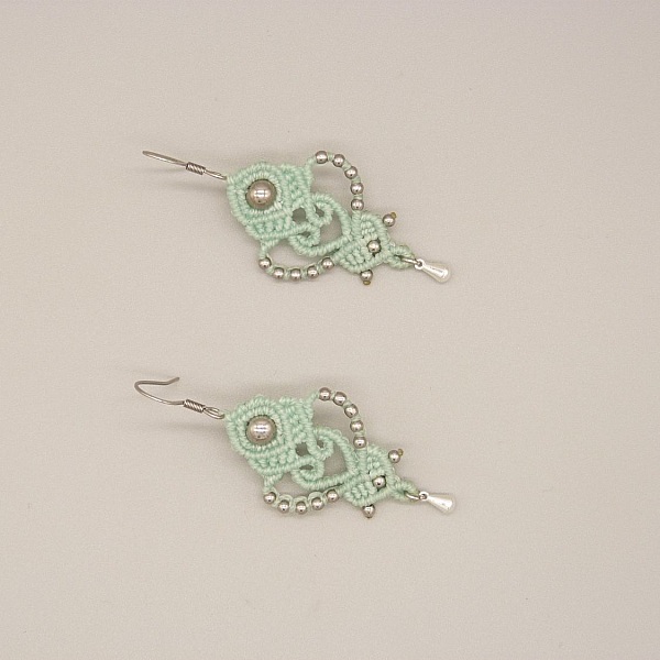 Paire de boucles d'oreilles vert menthe &agrave; l'eau en micro-macram&eacute; 