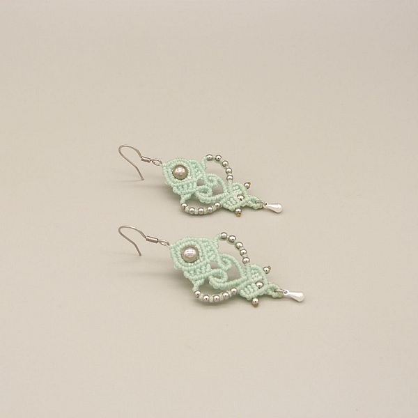 Paire de boucles d'oreilles vert menthe &agrave; l'eau en micro-macram&eacute; 