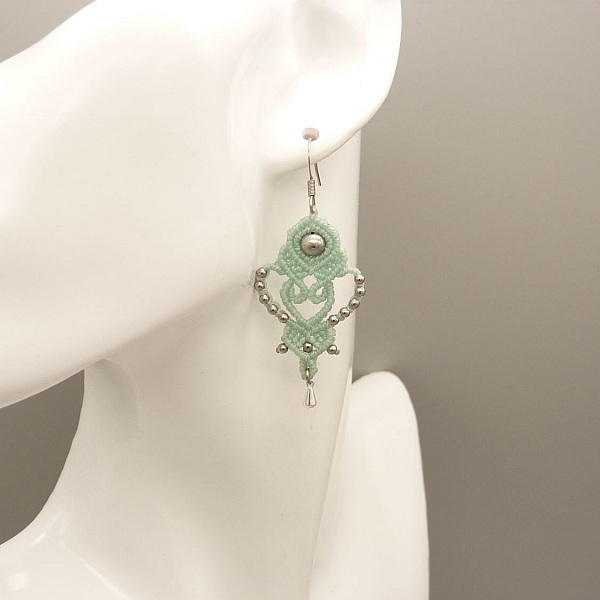 Paire de boucles d'oreilles vert menthe &agrave; l'eau en micro-macram&eacute; 