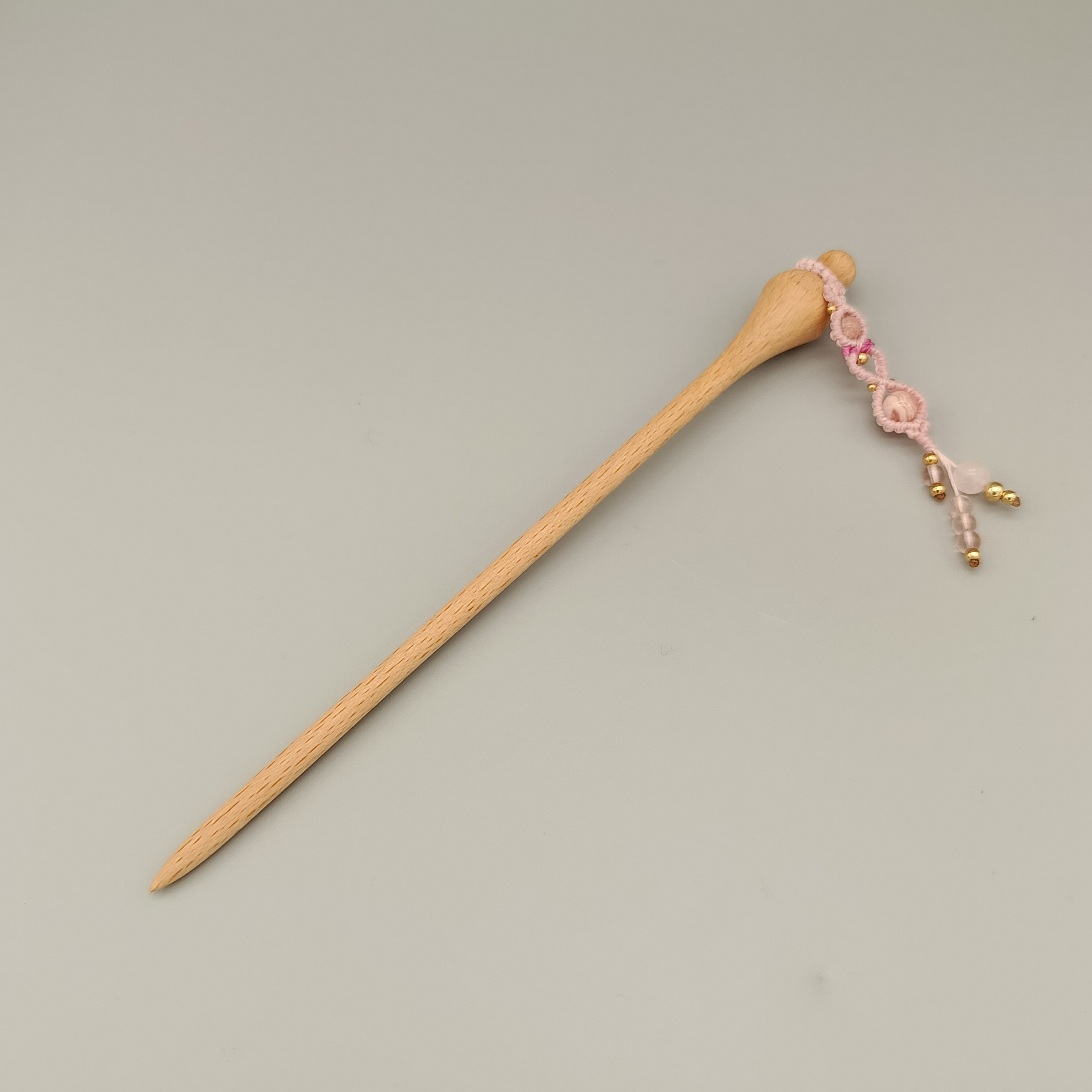 pic &agrave; cheveux avec ornement en micro-macram&eacute;