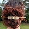Pic à cheveux beige en micro-macramé avec pierre de lune.