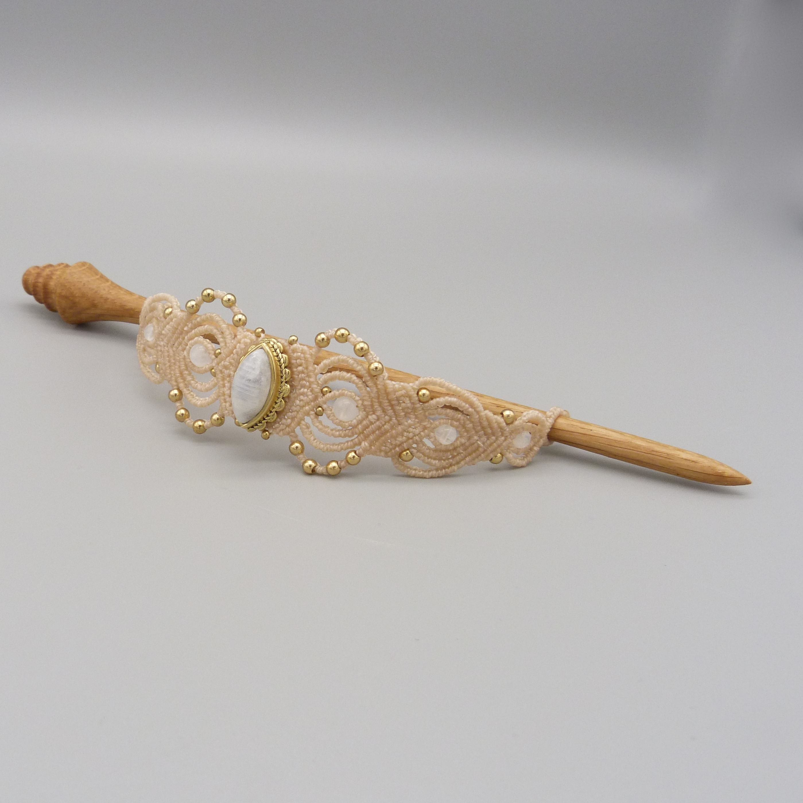 Pic à cheveux beige en micro-macramé avec pierre de lune.