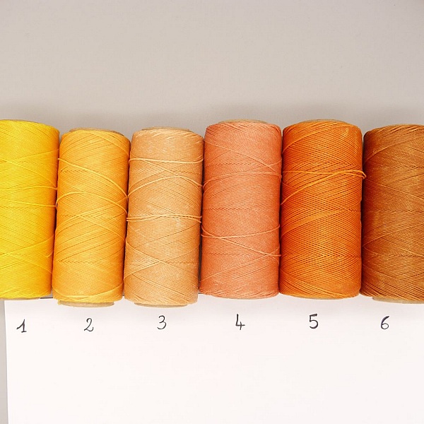 Nuancier de fils colorés pour personnaliser votre porte-clef.