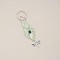 Porte-clef en macramé vert avec breloque libellule personnalisable.