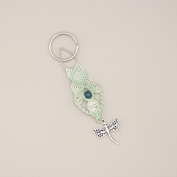Porte-clef en macramé vert avec breloque libellule personnalisable.