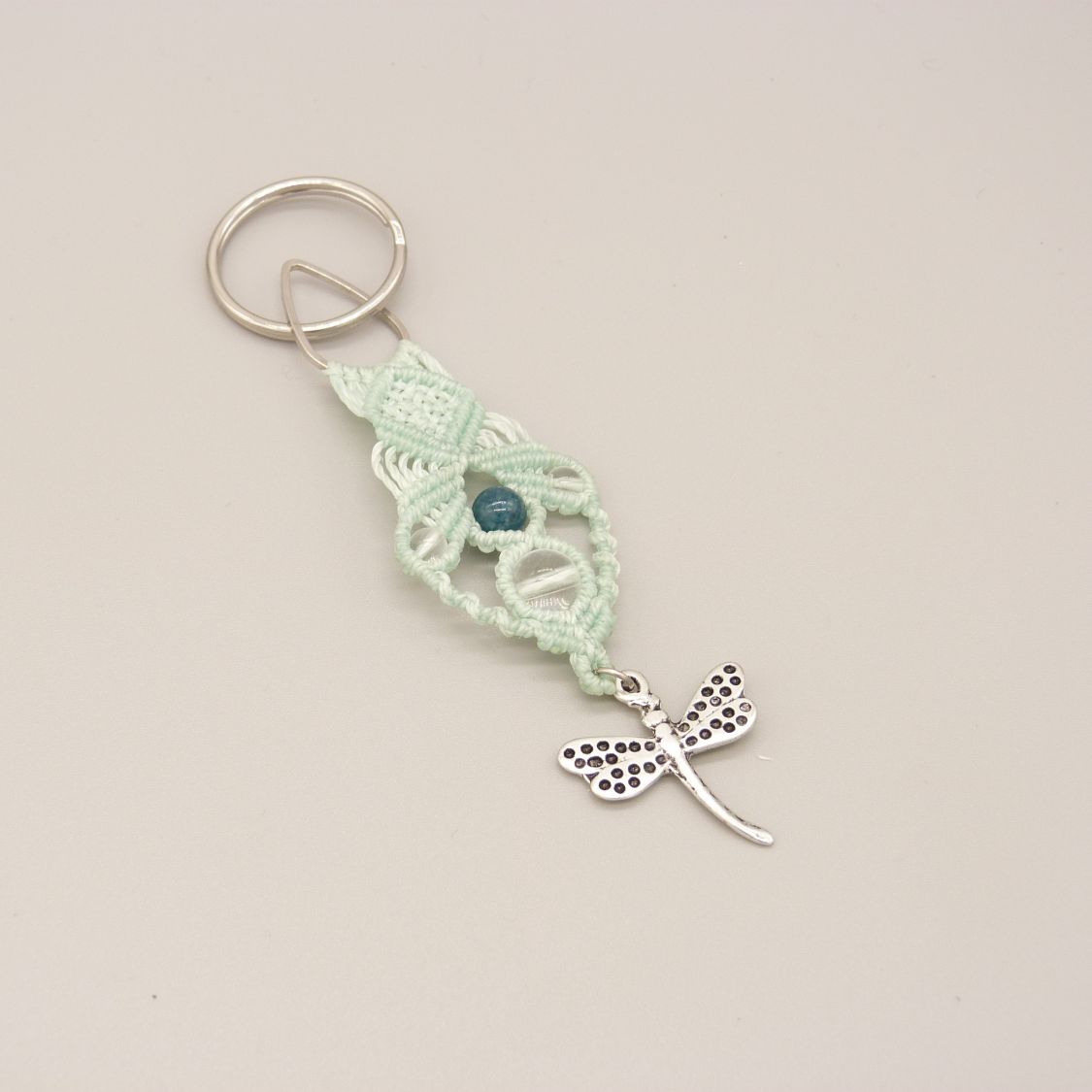 Porte-clef personnalisé en macramé vert avec breloque libellule.