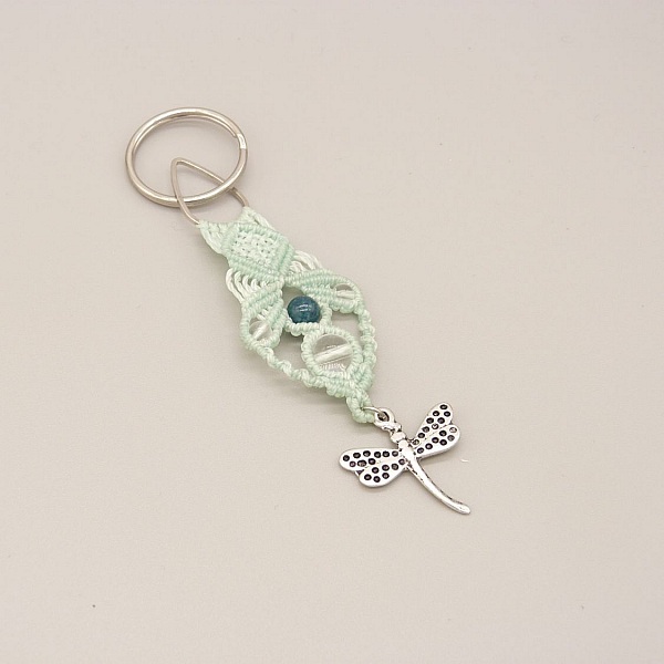 Porte-clef personnalisé en macramé vert avec breloque libellule.