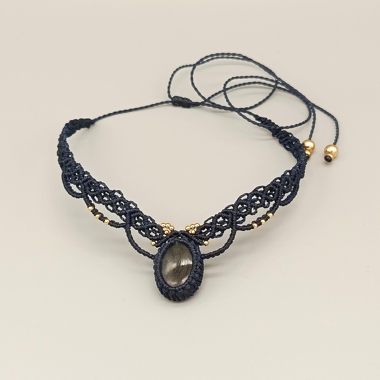 Ras-du-cou en macramé bleu d'orage avec pierre labradorite.