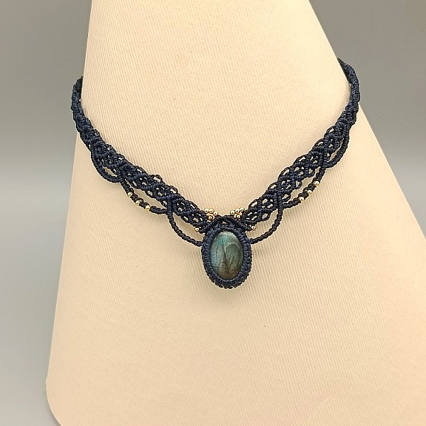 Ras-du-cou en macramé bleu avec pierre labradorite et laiton.