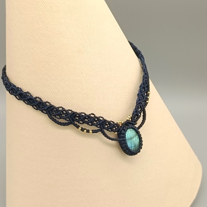 Ras-du-cou en macramé bleu d'orage avec pierre labradorite.
