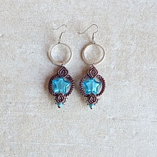 Boucles d'oreilles  en micro-macram&eacute; marron chocolat/bleu Etoile en verre de Murano