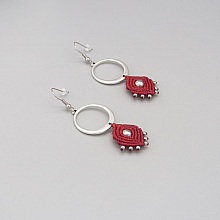 Boucles d'oreilles rouges en micro-macram&eacute;  
