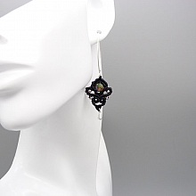 Boucles d'oreilles  en micro-macram&eacute; noires avec des perles en jaspe imp&eacute;rial