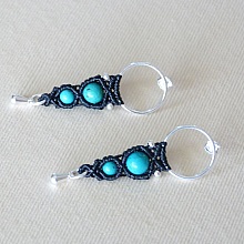 Paire de boucles d'oreilles  en micro-macram&eacute; noires avec crochet en argent et des perles turquoises