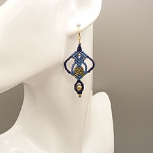Paire de boucles d'oreilles bleues  en micro-macram&eacute; 