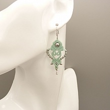 Paire de boucles d'oreilles vert menthe &agrave; l'eau en micro-macram&eacute; 